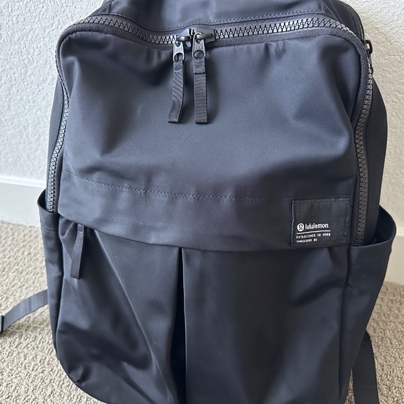 Lululemon Everyday Backpack 2.0 23L Back - Picture 2 of 8